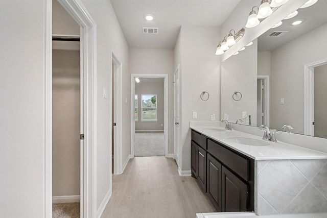 414 Wellshire Drive, West Columbia, TX 77486