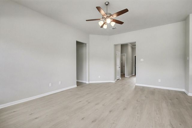 414 Wellshire Drive, West Columbia, TX 77486
