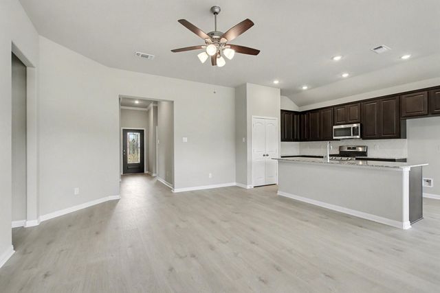414 Wellshire Drive, West Columbia, TX 77486
