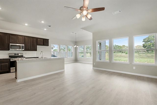 414 Wellshire Drive, West Columbia, TX 77486