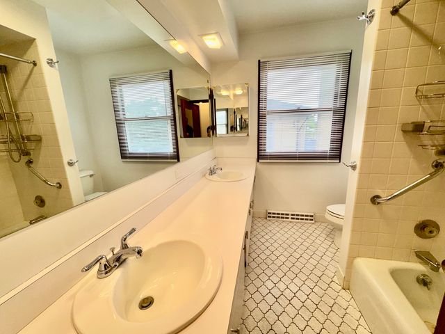 1630 McGovern Street 2S, Highland Park, IL 60035
