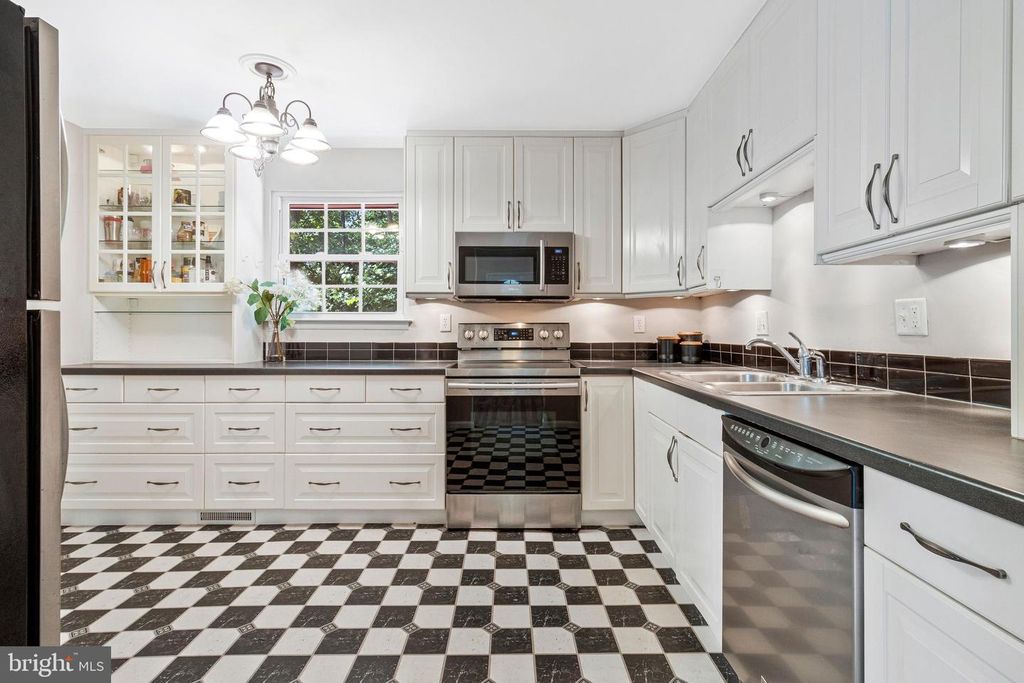 Image 10 of property listing at 7936 COVINGTON AVE, Glen Burnie, MD 21061