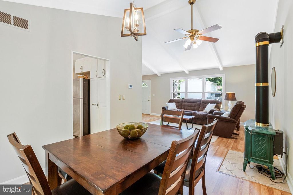 Image 6 of property listing at 7936 COVINGTON AVE, Glen Burnie, MD 21061