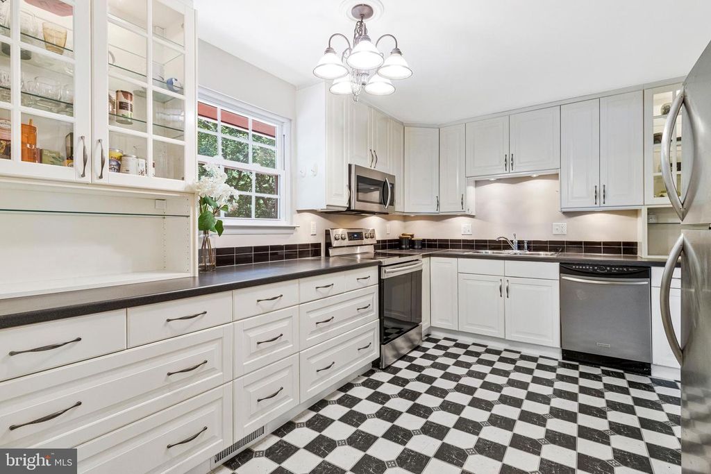 Image 7 of property listing at 7936 COVINGTON AVE, Glen Burnie, MD 21061