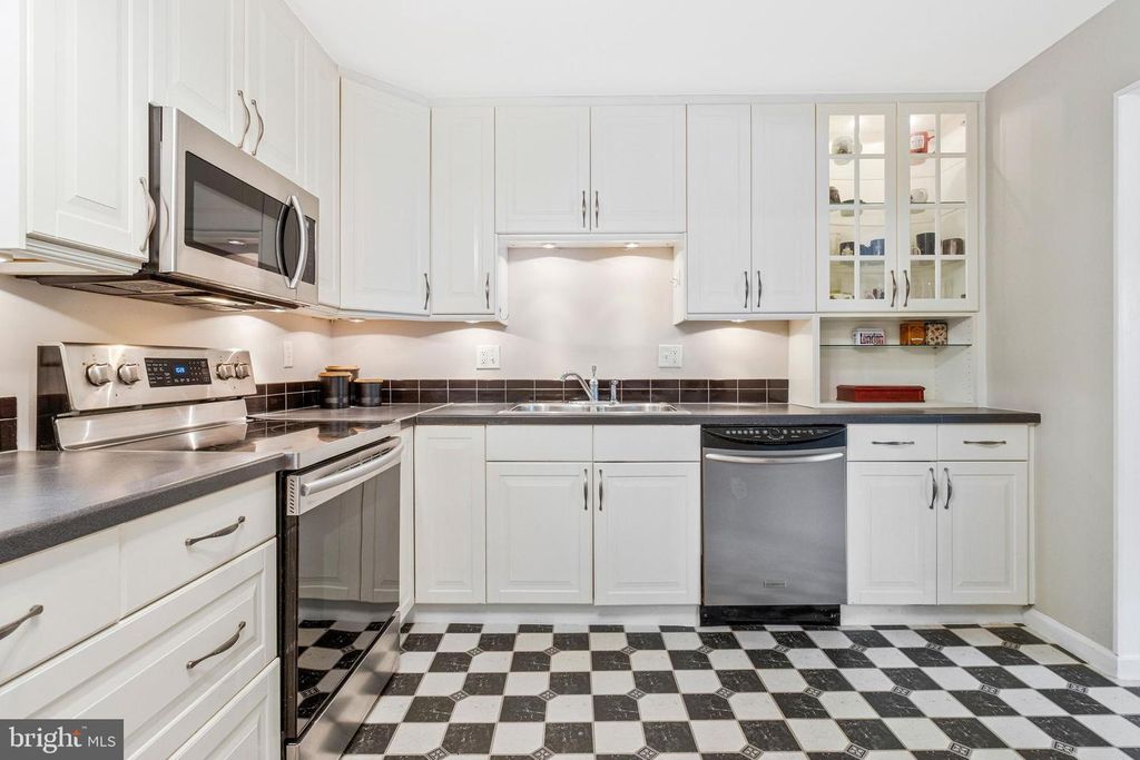 Image 8 of property listing at 7936 COVINGTON AVE, Glen Burnie, MD 21061