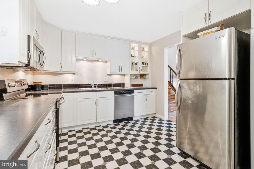 Image 9 of property listing at 7936 COVINGTON AVE, Glen Burnie, MD 21061