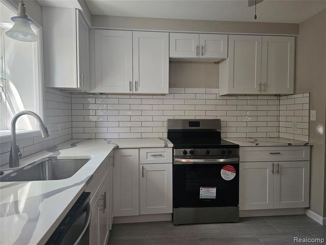 23091 Sussex Street, Oak Park, MI 48237