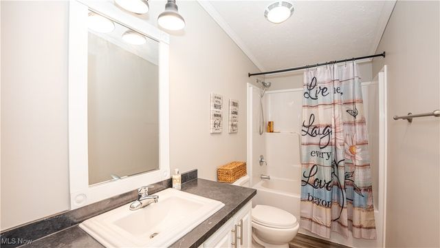 5719 N Richmond Road, Pierpont, OH 44082