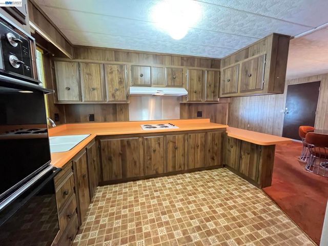 29000 Guildhall Rd, Hayward, CA 94544