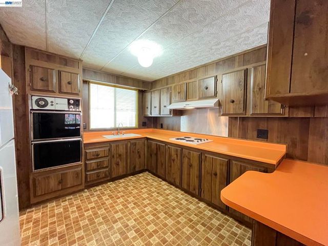 29000 Guildhall Rd, Hayward, CA 94544