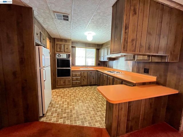 29000 Guildhall Rd, Hayward, CA 94544