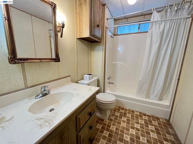 29000 Guildhall Rd, Hayward, CA 94544