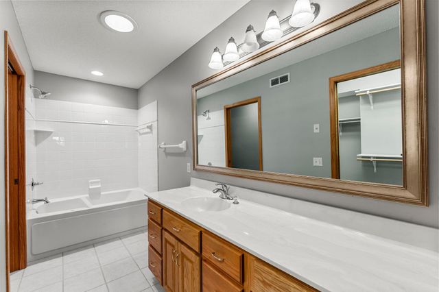 547 Woodside Court, Shakopee, MN 55379