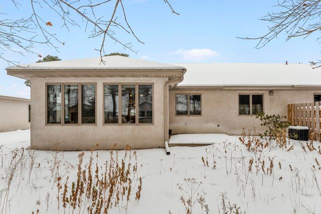 547 Woodside Court, Shakopee, MN 55379