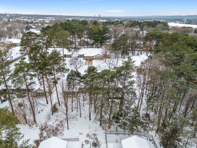 547 Woodside Court, Shakopee, MN 55379