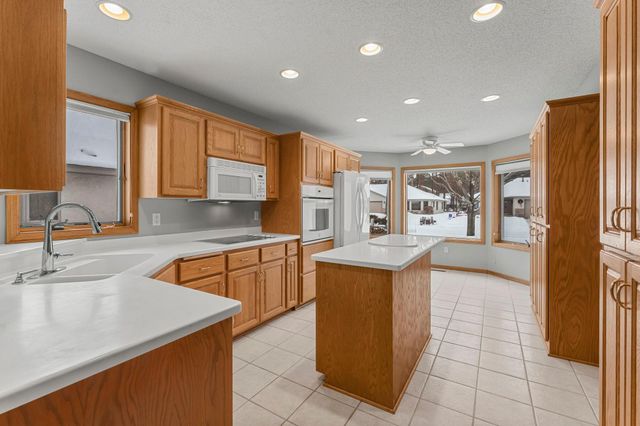 547 Woodside Court, Shakopee, MN 55379