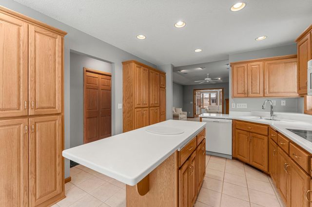 547 Woodside Court, Shakopee, MN 55379