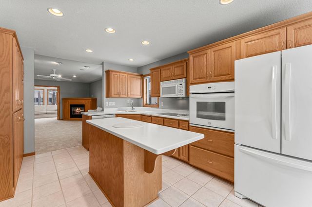 547 Woodside Court, Shakopee, MN 55379