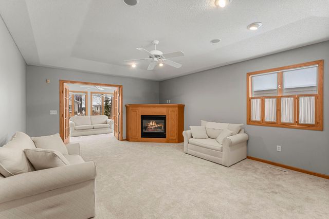 547 Woodside Court, Shakopee, MN 55379