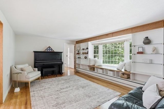 89 Main St, Westford, MA 01886