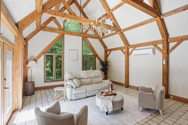 89 Main St, Westford, MA 01886