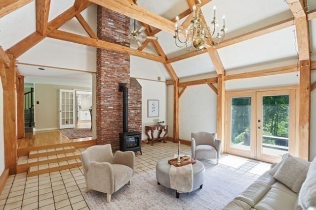 89 Main St, Westford, MA 01886