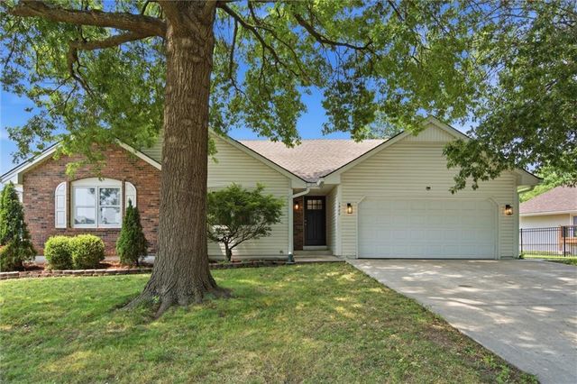 1500 Yorkshire Drive, Lee's Summit, MO 64086
