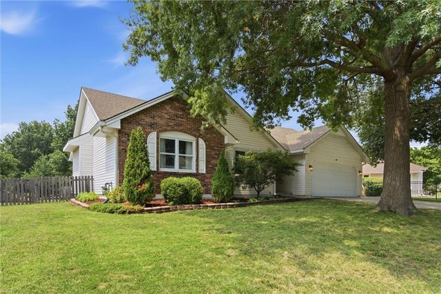 1500 Yorkshire Drive, Lee's Summit, MO 64086