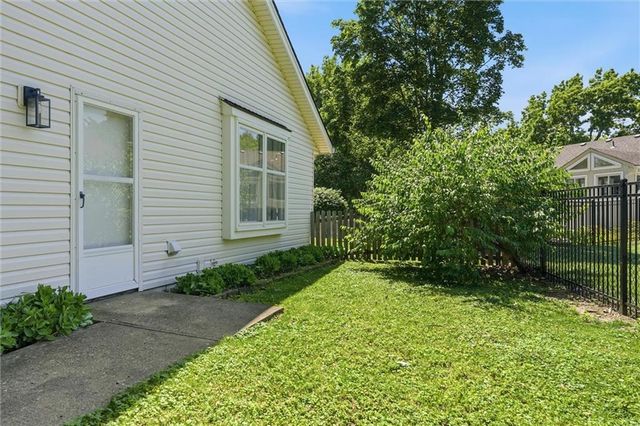 1500 Yorkshire Drive, Lee's Summit, MO 64086