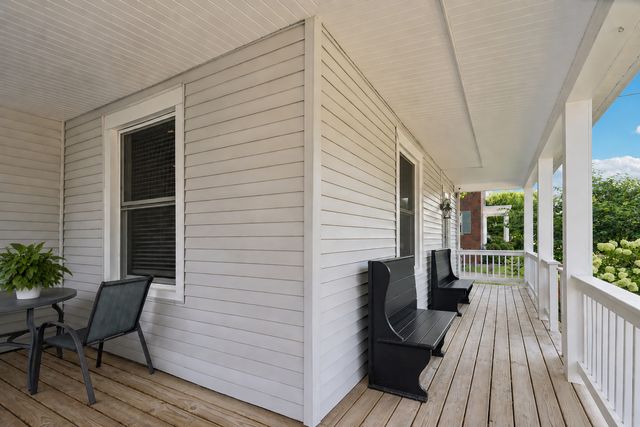 213 W Maple Avenue, Libertyville, IL 60048