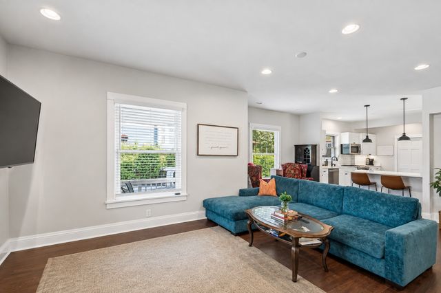 213 W Maple Avenue, Libertyville, IL 60048