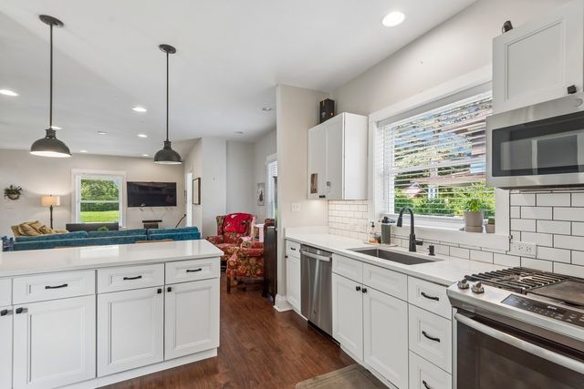 213 W Maple Avenue, Libertyville, IL 60048