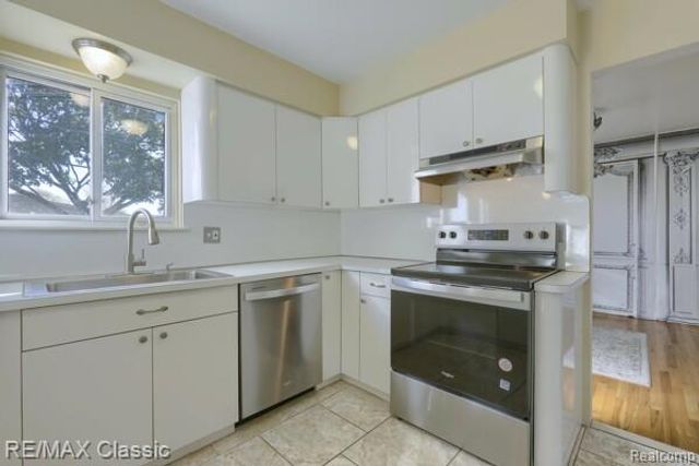 29230 Bermuda Lane, Southfield, MI 48076