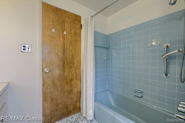 29230 Bermuda Lane, Southfield, MI 48076