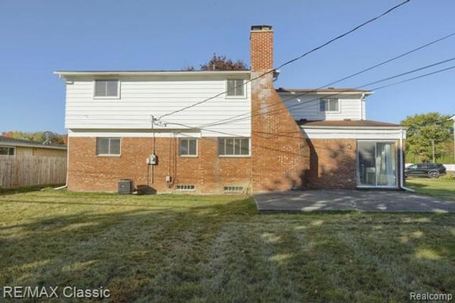 29230 Bermuda Lane, Southfield, MI 48076