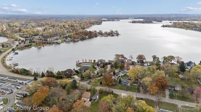 11467 Bay Shore Drive, Fenton, MI 48430