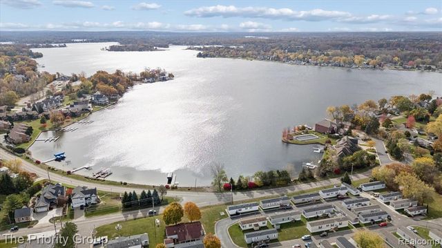 11467 Bay Shore Drive, Fenton, MI 48430