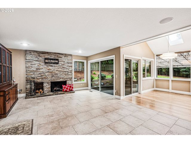 14232 MEADOW GRASS St, Lake Oswego, OR 97035