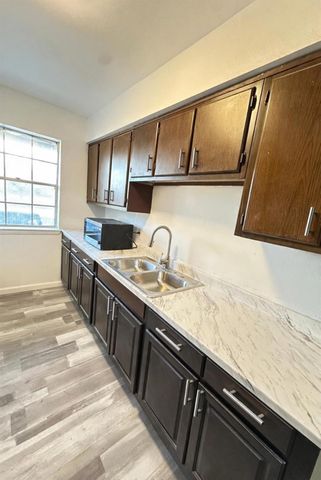 600 W Mimosa Street, Angleton, TX 77515