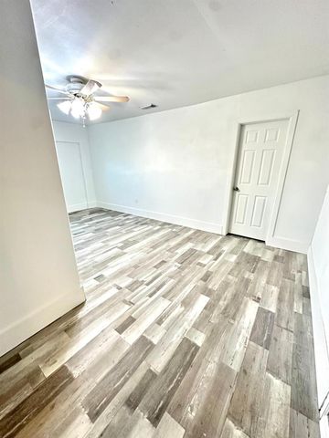 600 W Mimosa Street, Angleton, TX 77515