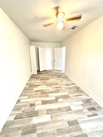 600 W Mimosa Street, Angleton, TX 77515