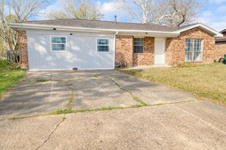 600 W Mimosa Street, Angleton, TX 77515