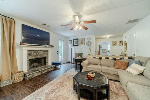 804 Pebble Place, Loganville, GA 30052