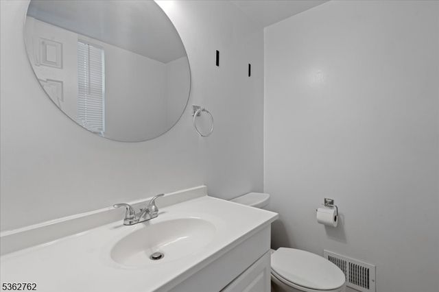 450 Saint Giles Ct, Franklin Twp., NJ 08873