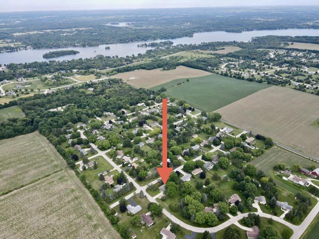 4883 Lois LANE, West Bend, WI 53095
