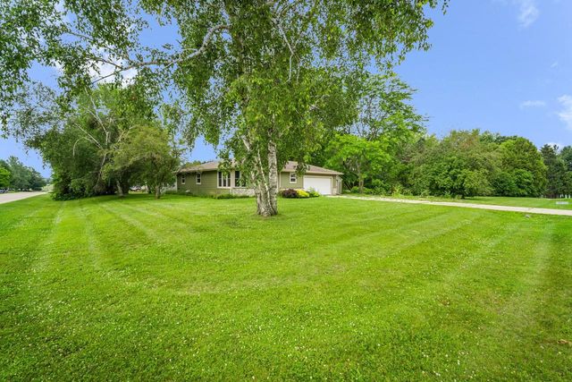 4883 Lois LANE, West Bend, WI 53095