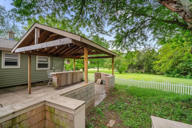 4883 Lois LANE, West Bend, WI 53095