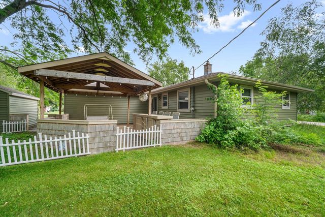 4883 Lois LANE, West Bend, WI 53095