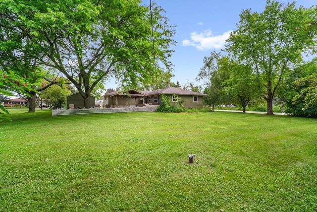 4883 Lois LANE, West Bend, WI 53095