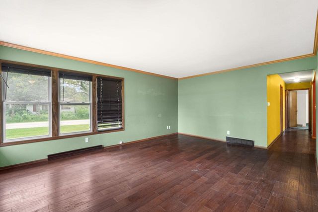 4883 Lois LANE, West Bend, WI 53095